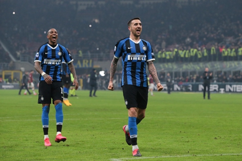 梅西杯开战，梅西和苏亚雷斯现场观战巴萨U16和河床U16的比赛（梅西杯揭幕：梅西与苏亚雷斯现场见证巴萨U16对阵河床U16）