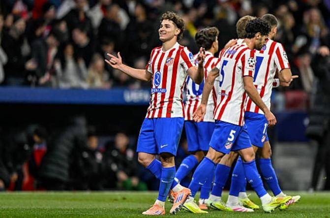 这雪有点大，欧冠赛前一名挪威记者在博德闪耀的球场边线处滑雪（大雪纷飞，欧冠赛前挪威记者在博德闪耀场边滑雪）